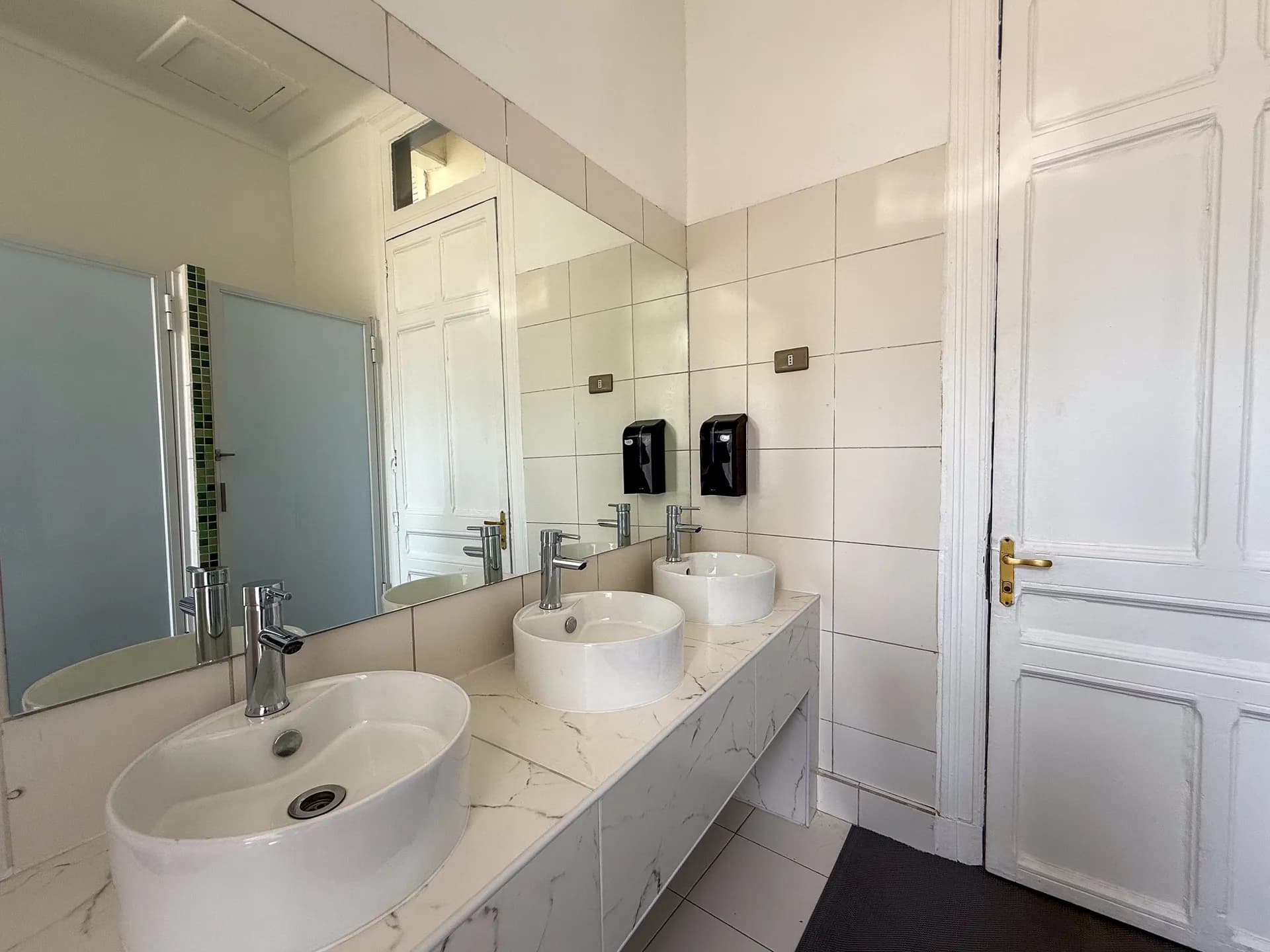 Banos at Happy Hostel Santiago — photo 5