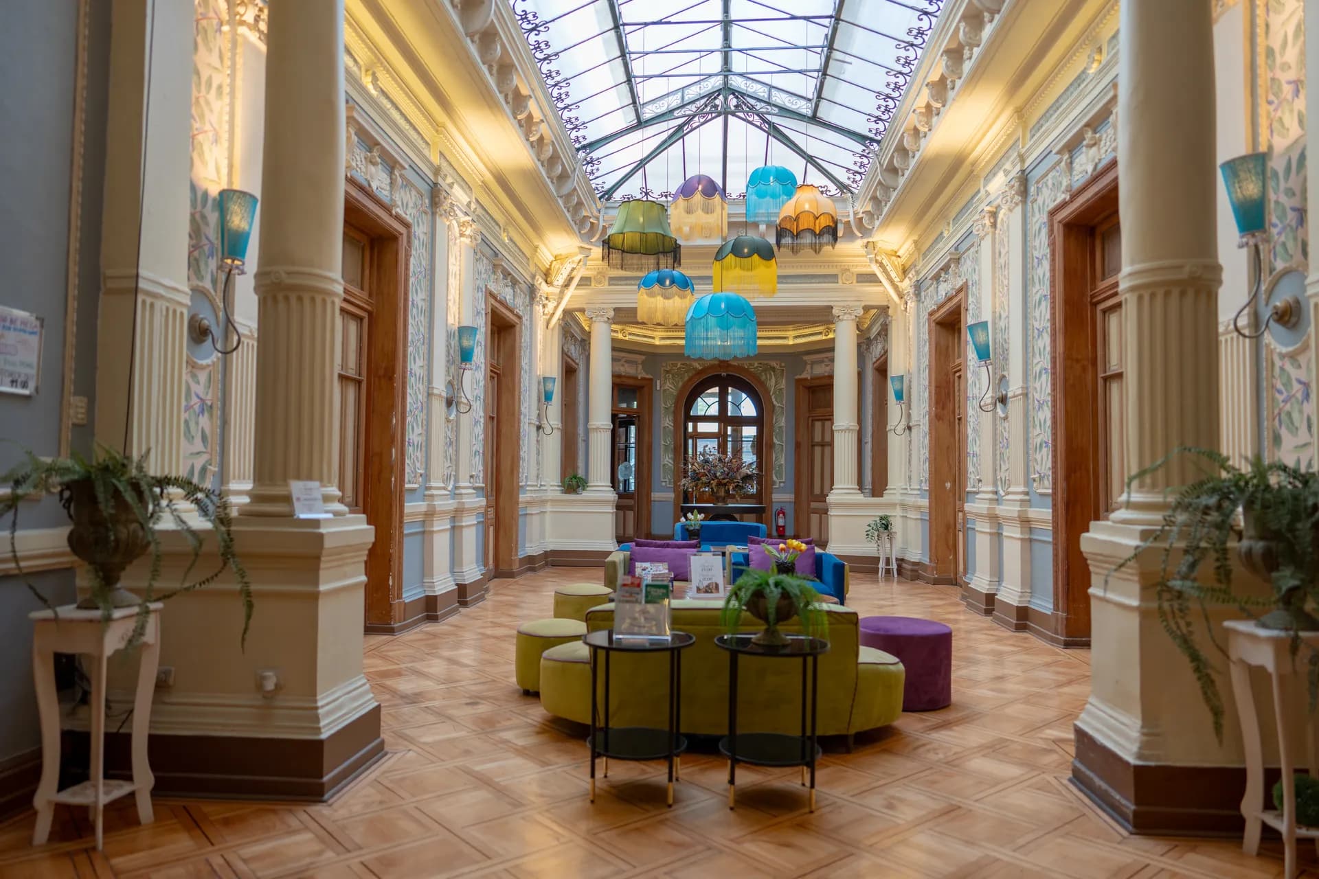 Gran Hall at Happy Hostel Santiago — photo 11